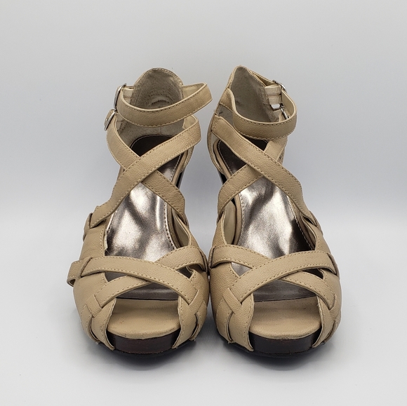 Kristin Davis Tan Leather Platform Heels - Picture 5 of 9